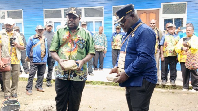 bupati-dogiyai-letakkan-batu-pertama-pembangunan-gedung-baru-smp-yppk-moanemani