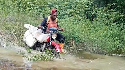 Warga Kampung Tomerau, Distrik Naukenjerai, Kabupaten Merauke, Provinsi Papua Selatan, mengalami kesulitan akses jalan akibat banjir. Foto: Istimewa