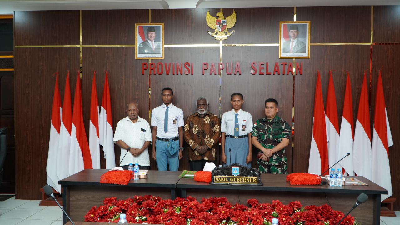 wagub-papua-selatan-lepas-dua-pelajar-ikuti-seleksi-paskibraka-nasional-di-jakarta