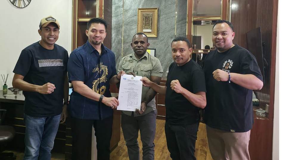 DPP KNPI tunjuk Sedek Bahta kiri tengah, Adrian Thie, dan Yustinus Tebai tengah, sebagai caretaker Papua Tengah. Foto: Istimewa