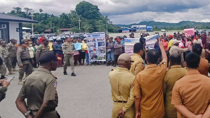pencaker-oap-papua-tengah-unjuk-rasa-di-kantor-gubernur