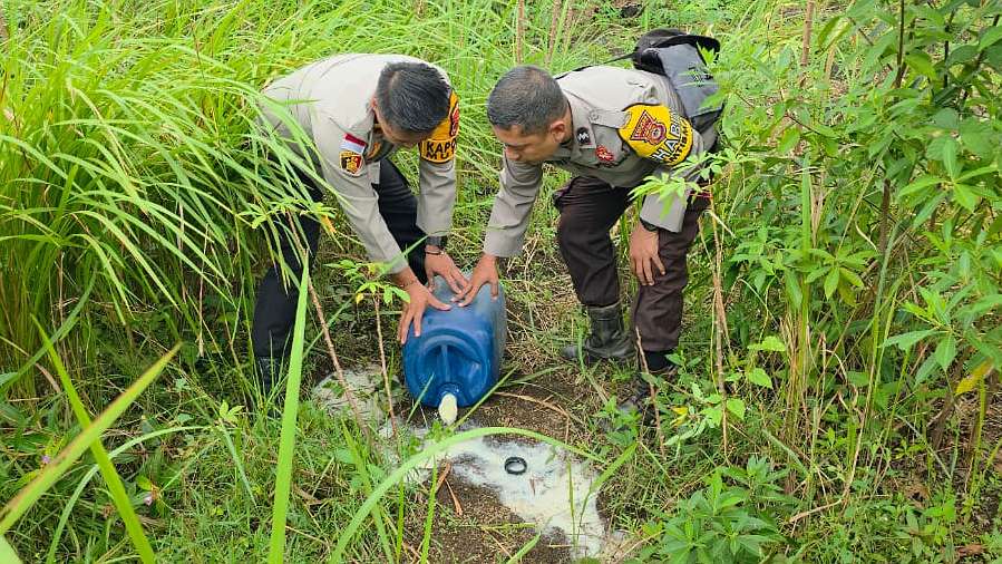 Aparat kepolisian sektor Muting musnahkan miras lokal milik warga Kampung Seed Agung berinisial YU. Foto: Polsek Muting