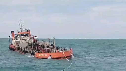 kapal-pengangkut-biosolar-sabrina-0106-bocor-di-perairan-kimam