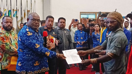 Korlap Marselino Pigai kanan serahkan aspirasi ke Gubernur Meki Nawipa kiri di dampingi wakil Gubernur Deinas Geley di dampingi ketua DPRPT dan 3 pimpinan DPRPT serta ketua MPR-PT. Foto : Elias Douw/ Papua60detik
