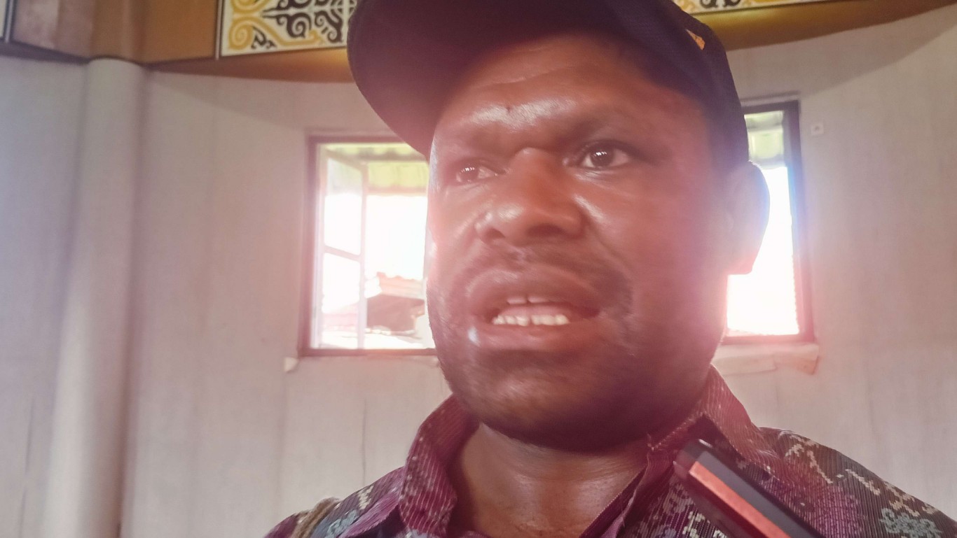 Ketua komisi B yang juga wakil ketua Bapemperda DPRK Nabire, Marius Kayame memberikan keterangan kepada wartawan. Foto : Elias Douw/ Papua60detik