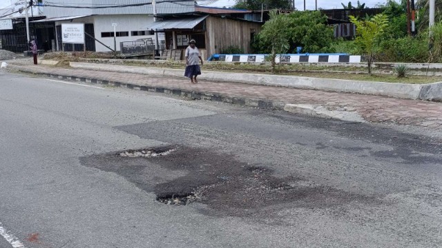 baru-ditimbun-beberapa-titik-jalan-kembali-rusak