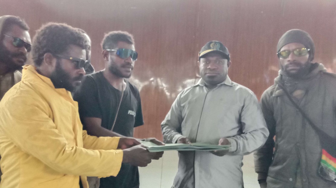 pelajar-mahasiswa-dogiyai-serahkan-aspirasi-penolakan-pemekaran-mapia-raya-ke-dpr