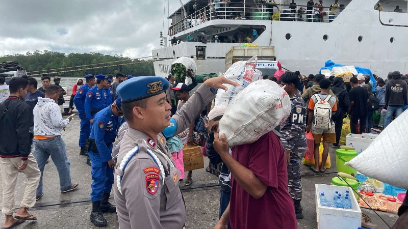 Petugas gabungan saat melakukan razia terhadap barang bawaan penumpang KM Tatamailau. Foto: Istimewa