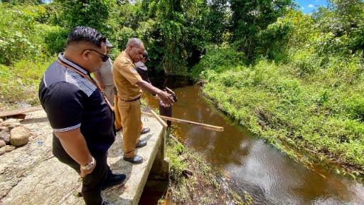 Komisi I DPRK Mimika saat meninjau lokasi DAS di Kampung Limau Asri. Foto: Joe Situmorang/ Papua60Detik