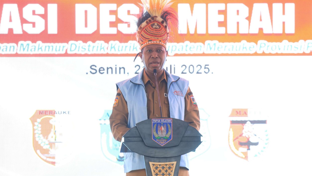 Gubernur Papua Selatan, Apolo Safanpo berikan sambutan dalam acara peluncuran koperasi desa di Merauke. Foto: Jamal/ Papua60detik