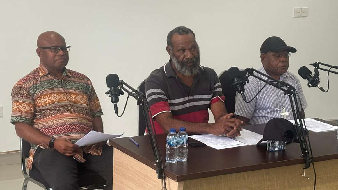 Uskup Keuskupan Timika, Mgr Bernardus Bofitwos Baru, OSA didampingi Ketua Sekretariat Keadilan dan Perdamaian (SKP), Saul Wanimbo, serta Adolof Kambayong, Foto: Istimewa