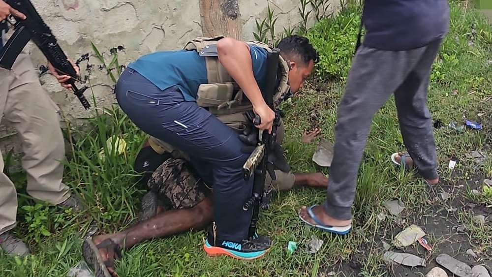 satgas-damai-cartenz-tangkap-dpo-kkb-roberth-wenda-pelaku-penembakan-anggota-polri-di-jayawijaya