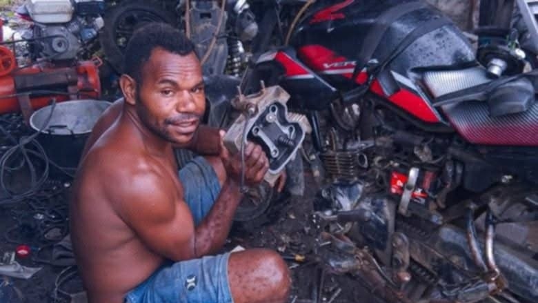Abed Madai pemilik bengkel  bernama Ardy. Foto : Elias/ Papua60detik