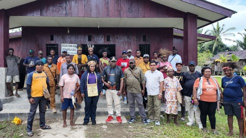 ester-tsenawatme-kunjungi-mimika-timur-jauh-air-bersih-dan-rumah-layak-jadi-sorotan-utama