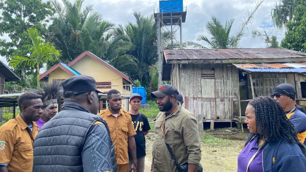 Kunker Anggota DPRK Mimika ke fasilitas air bersih di kampung Fanamo Distrik Mimika Timur Jauh, Sabtu (26/7/2025) Foto: Faris/ Papua60detik