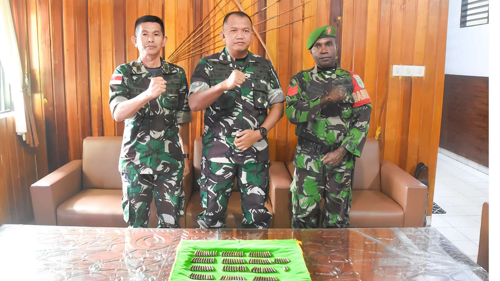 ditemukan-di-tpa-129-butir-amunisi-diserahkan-ke-kodim-mimika
