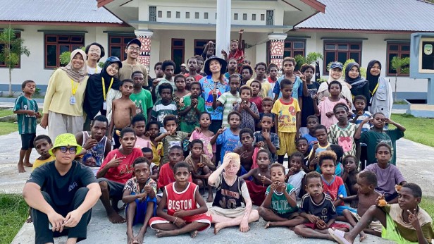 Anggota DPRK Mimika, Dessy Putrikamelakukan kunjungan ke lokasi KKN Mahasiwa UGM di kampung Atuka, Distrik Mimika Tengah, Senin (28/7/2025). Foto: Faris/ Papua60detik