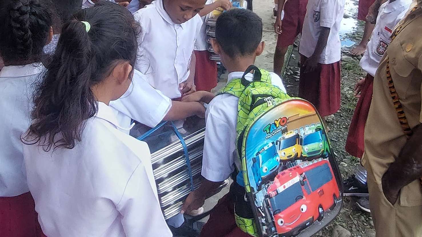 menunggu-tujuh-bulan-anak-sekolah-di-timika-nikmati-makan-bergizi-gratis