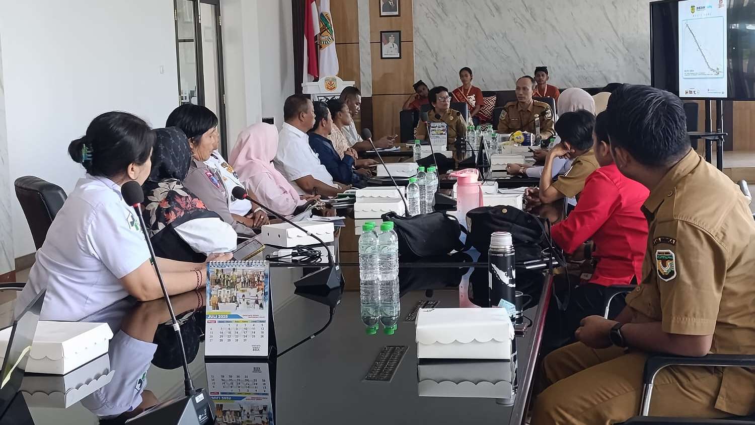 Panitia Dukcapil Art and Run Festival 2025 sedang melaksanakan rapat di aula kantor Disdukcapil Kabupaten Mimika lantai 3, foto: Martha/ Papua60detik