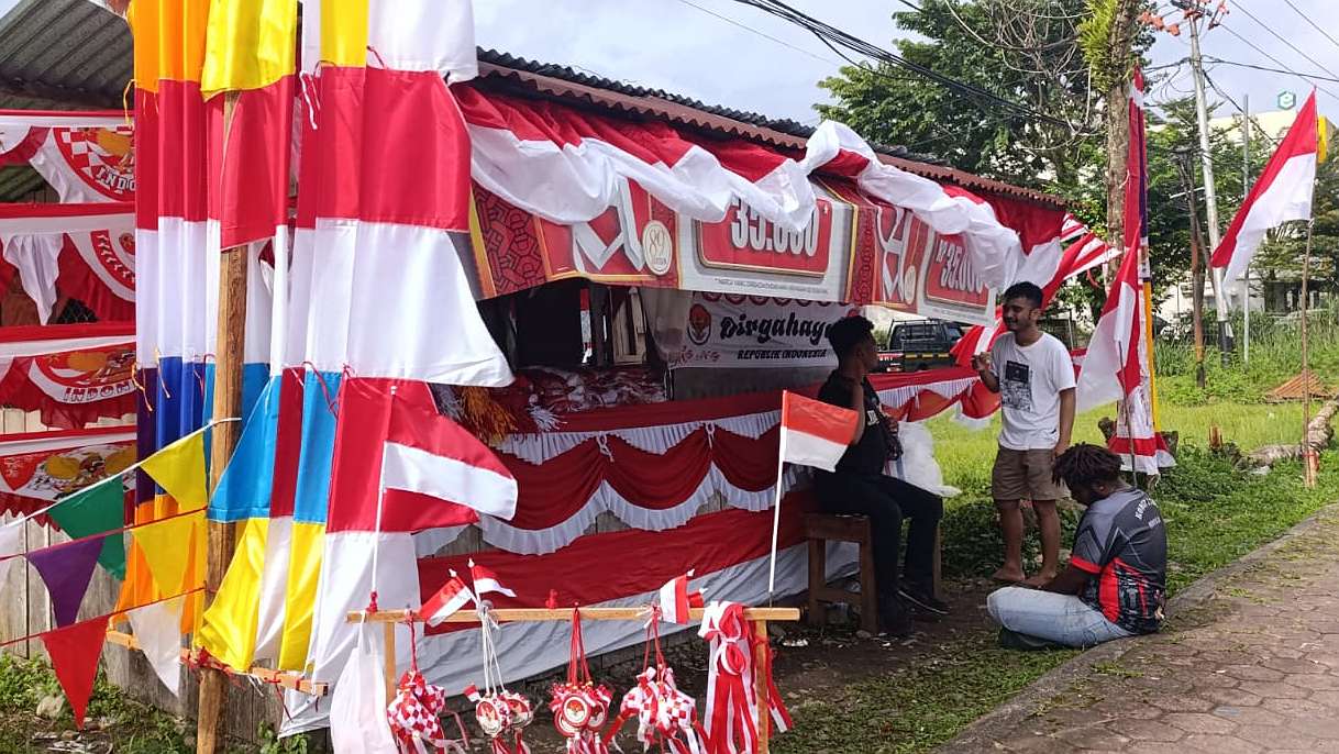 17-an-di-timika-ramai-penjual-bendera-tapi-sepi-pembeli