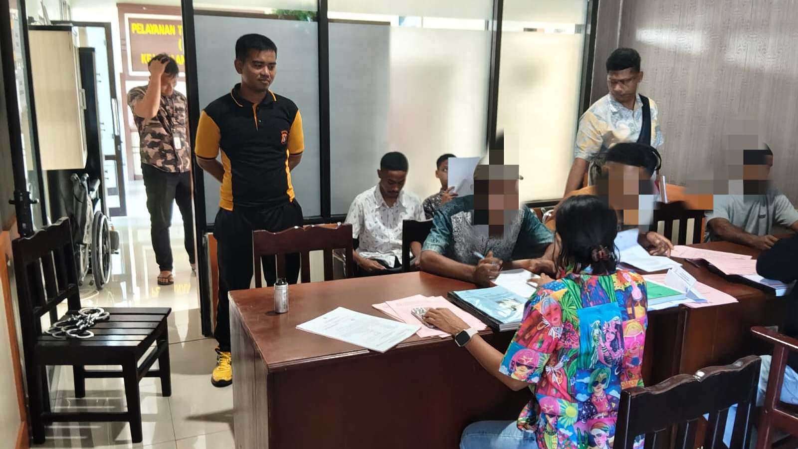 tersangka-pengedar-arak-bali-diserahkan-ke-kejari-mimika