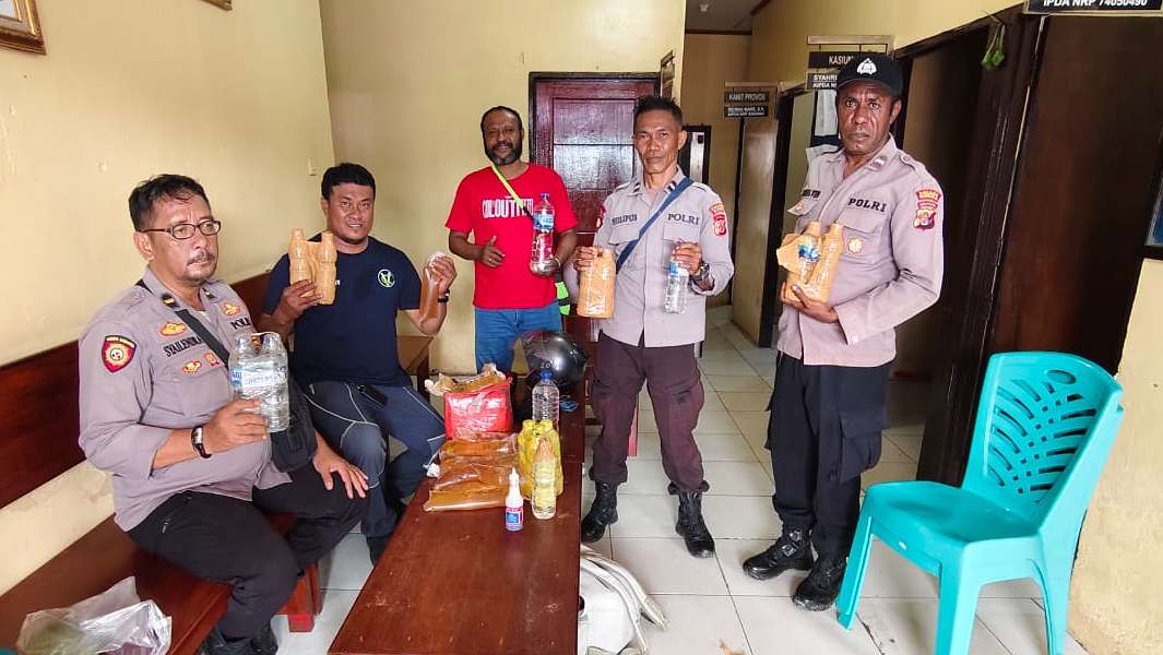 petugas-gabungan-gagalkan-upaya-penyelundupan-miras-di-pelabuhan-pomako