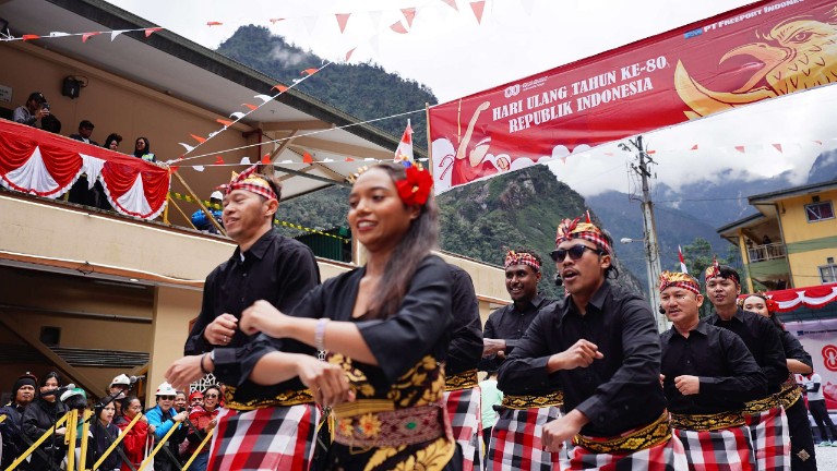 Parade budaya Indonesia dalam rangka menyambut HUT ke-80 RI di Tembagapura, Sabtu, (2/8/2025). Foto: Corpcom PTFI