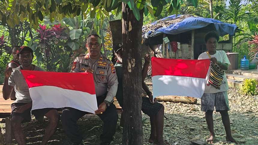 polres-mimika-bagikan-bendera-merah-putih