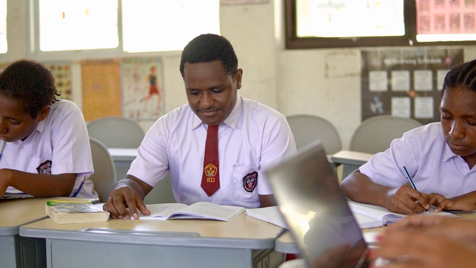 leonardus-tumuka-guru-pilar-utama-tingkatkan-minat-anak-belajar-eksakta