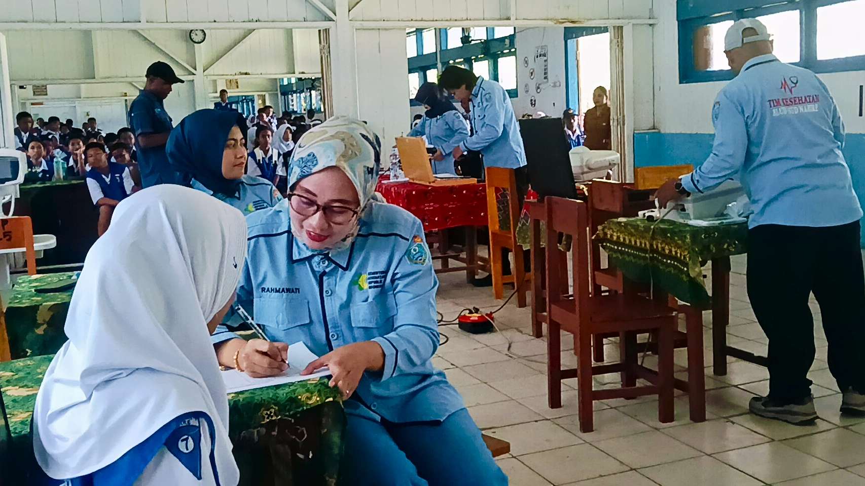 pt-freeport-periksa-kesehatan-mata-pelajar-di-nabire