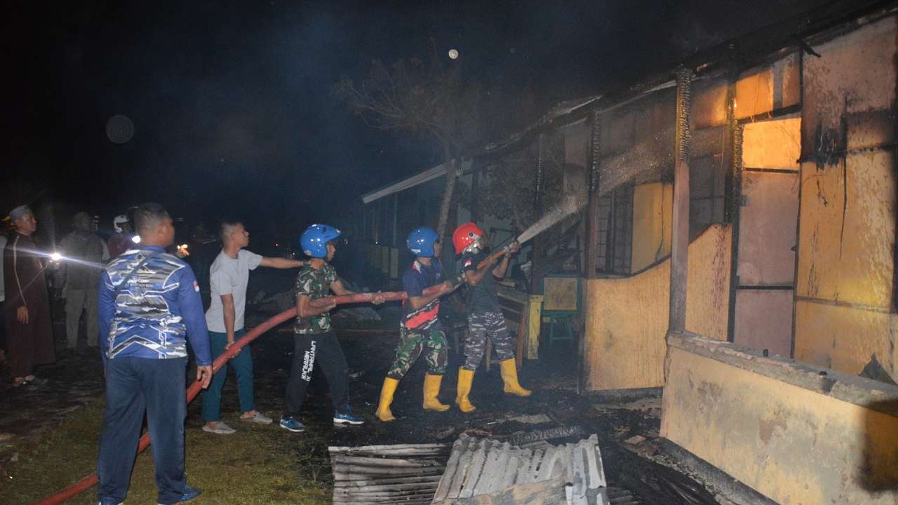 prajurit-tni-al-lantamal-xi-gerak-cepat-padamkan-kebakaran-rumah-dinas-sd-yapis-1-merauke