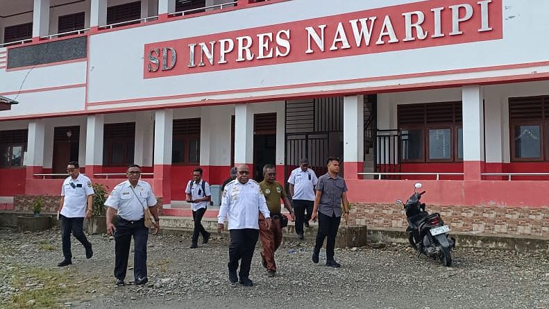 dualisme-kepsek-wabup-datangi-sd-inpres-nawaripi