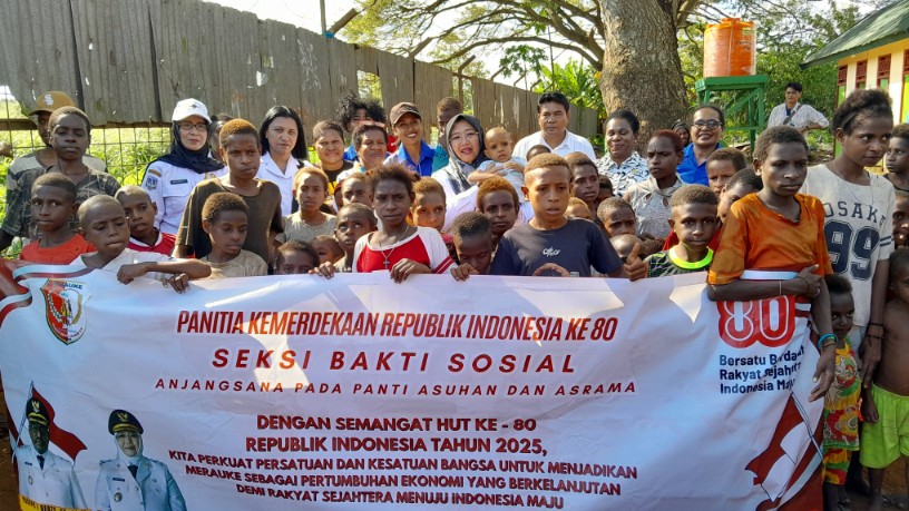 wabup-merauke-salurkan-bantuan-pangan-untuk-anak-anak-korban-lem-aibon