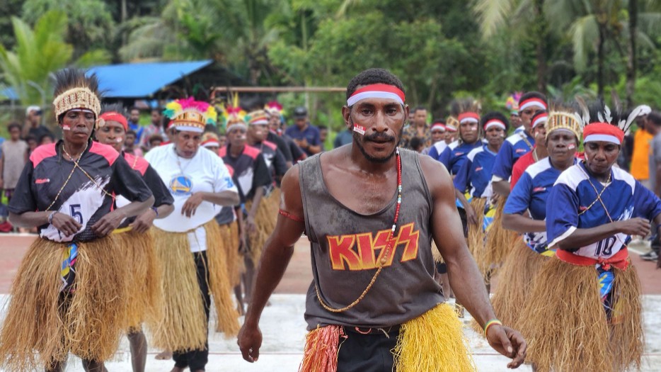 lomba-tari-seka-pt-freeport-bikin-semarak-17-an-di-kampung-ayuka-tipuka