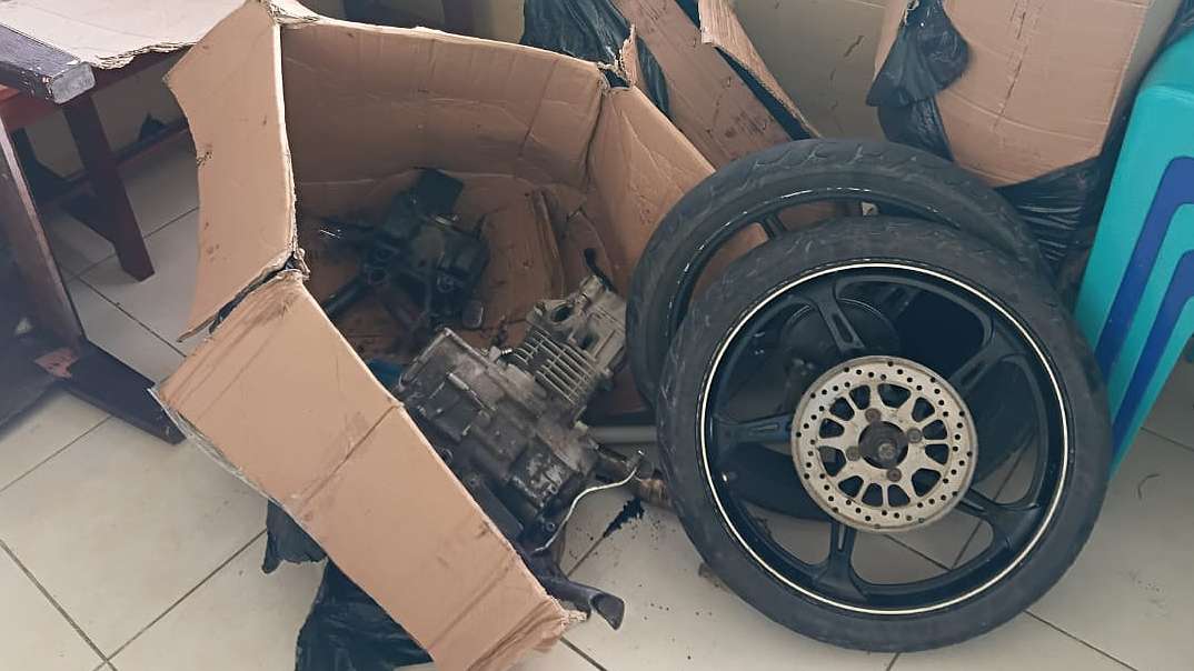 polisi-sita-komponen-motor-tanpa-dokumen-di-pelabuhan-pomako