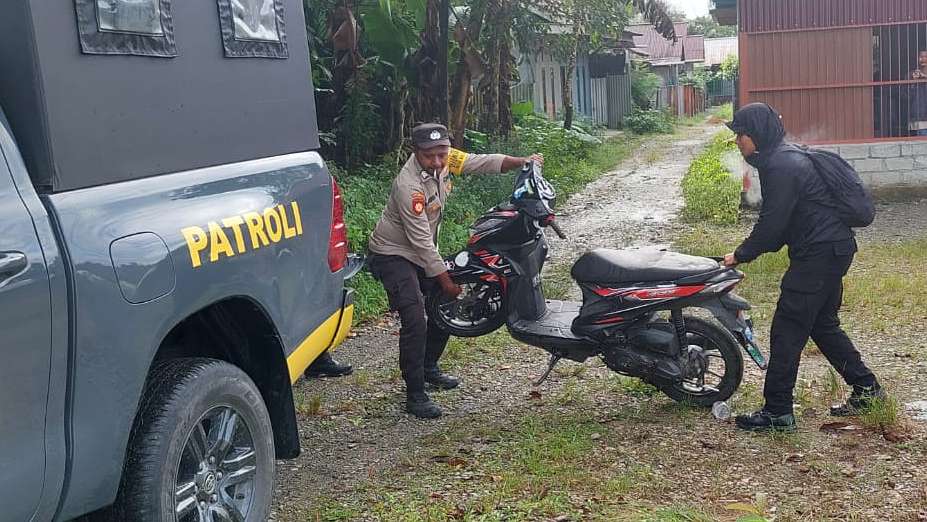 Acara pesta di Jalur 4 SP2 berujung ricuh, nampak mobil polisi mengamankan kendaraan. Foto: Istimewa
