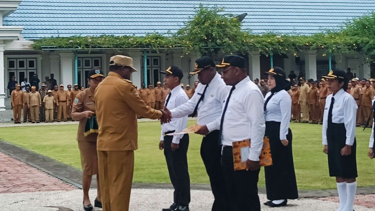 pemkab-nabire-serahkan-sk-166-cpns-formasi-2024