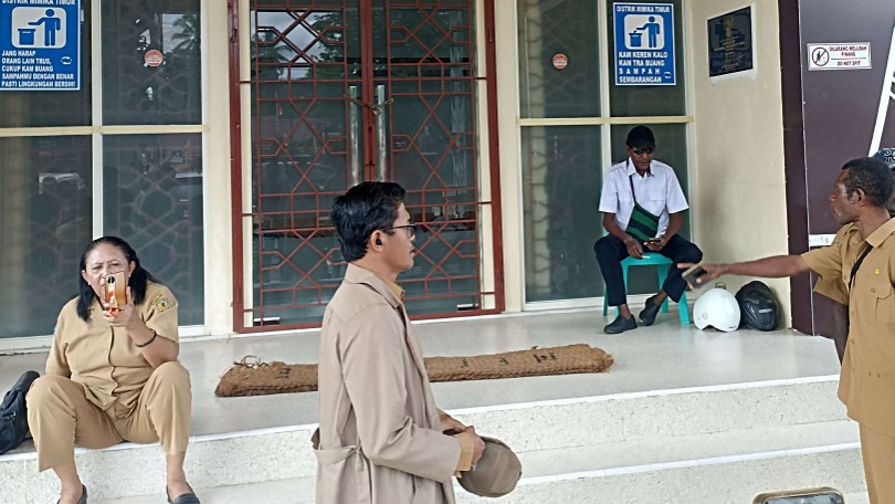 pegawai-distrik-mimika-timur-palang-kantor