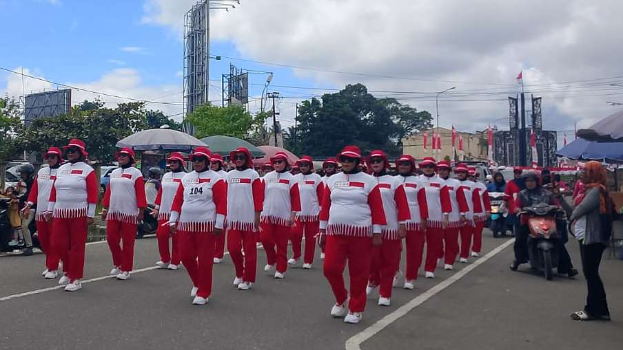 65-grup-wanita-ikut-lomba-gerak-jalan-indah-sambut-hut-ke-80-ri-di-timika