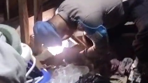 Polisi menggerebek bunker tempat penyimpanan miras jenis Sopi di rumah warga Jalan Poros Pomako - Timika, Senin (11/8/2025) malam. Foto: Polsek Kawasan Pelabuhan Pomako,