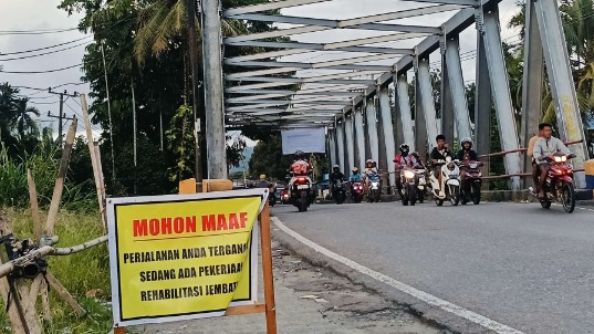 Jembatan utama kali Nabire di area kompleks kalibobo. Foto : Elias Douw/Papua60detik