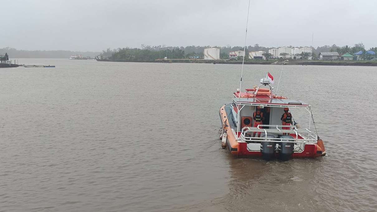 perahu-susun-mati-mesin-di-muara-inauga-tim-sar-gabungan-lakukan-penyelamatan