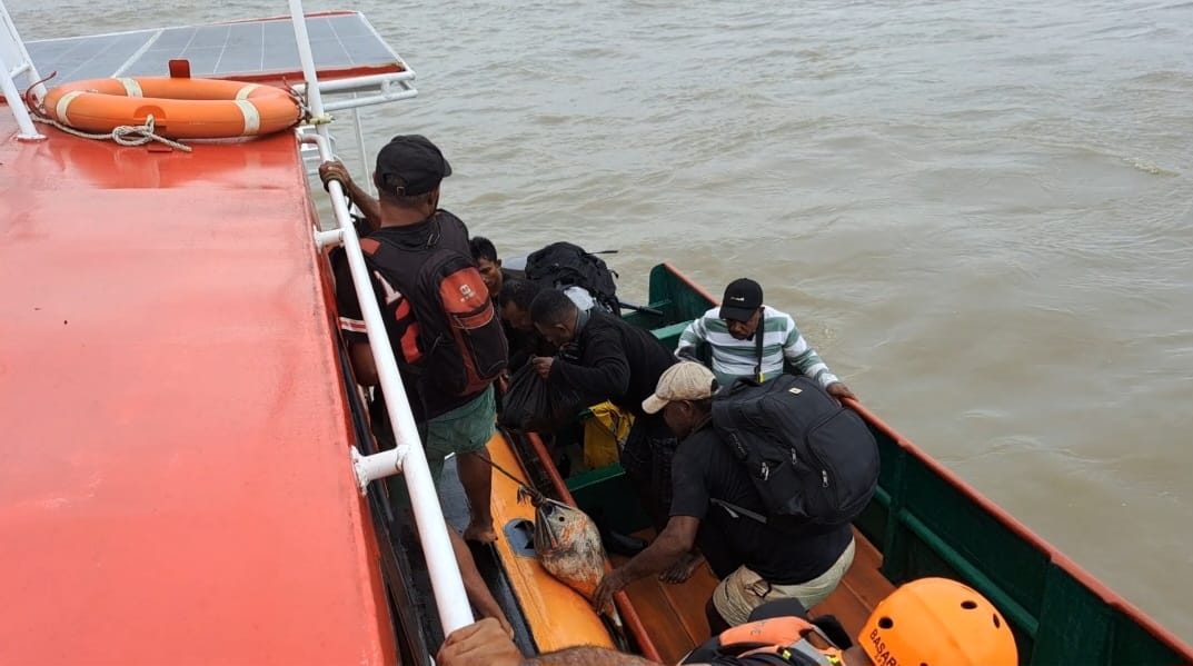 rescue-berhasil-seluruh-penumpang-perahu-susun-sudah-dievakuasi
