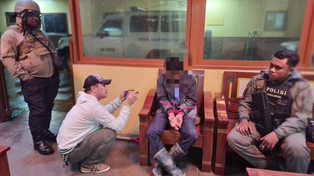 Polisi mengamankan Non karyawan pelaku pemotongan pipa PTFI di Mile 60. Foto: Istimewa