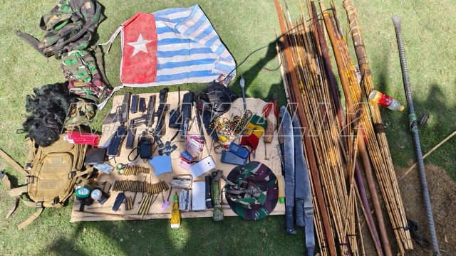 Barang bukti yang dikumpulkan, hasil dari operasi Satgas Habema di wilayah Puncak Jaya dan Intan Jaya. Foto: Koops Habema