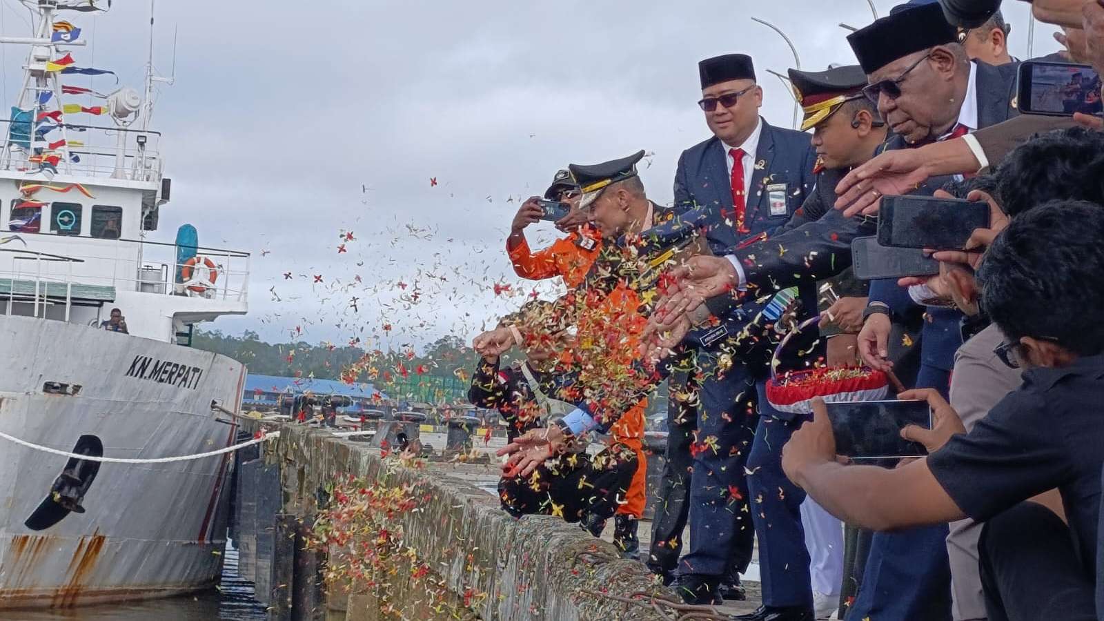 pemkab-dan-forkopimda-mimika-ziarah-tabur-bunga-sambut-hut-ri