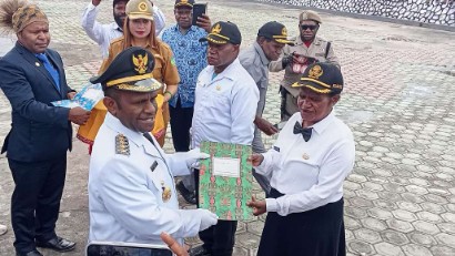 kado-hut-ri-bupati-deiyai-serahkan-sk-thk2-dan-pppk