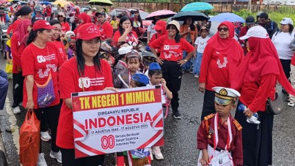 hujan-tak-menyurutkan-semangat-peserta-karnaval-pelajar-di-timika