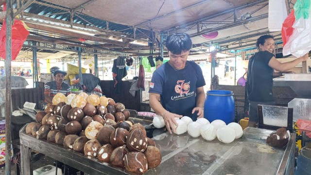 Lapak penjual kelapa di Pasar Sentral, foto: Martha/ Papua60detik