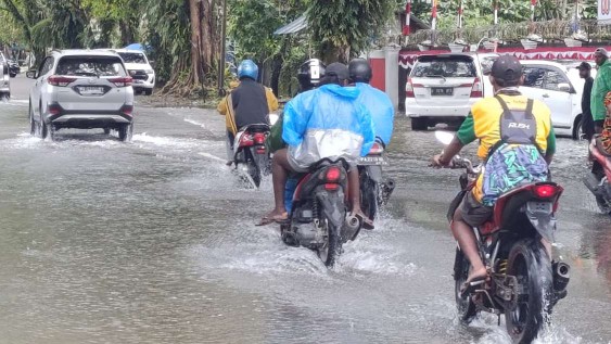 rumah-warga-kebun-sirih-terendam-banjir-penyebabnya-saluran-air-terhalang-kuburan